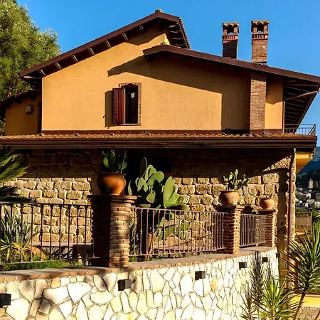 Lara Βίλα Tortorici