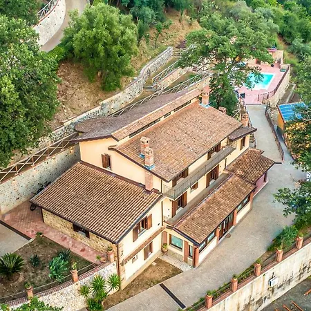 Lara Villa